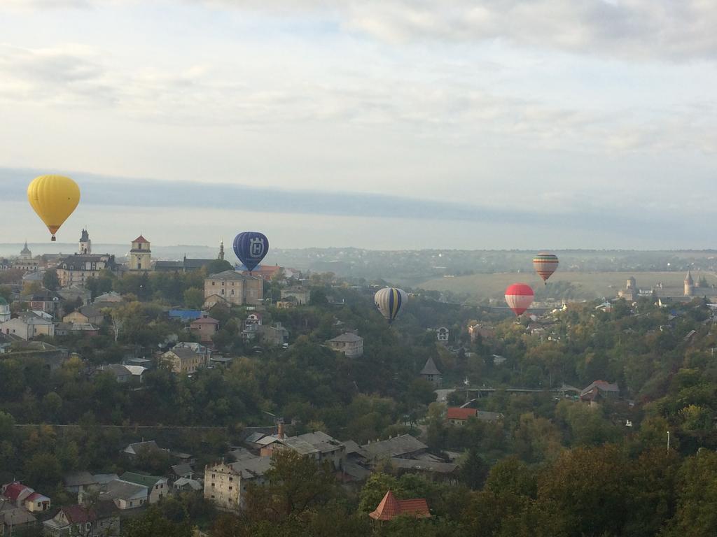 Rooms With Fortetsya View 2 Kamianets Podilskyi Bagian luar foto