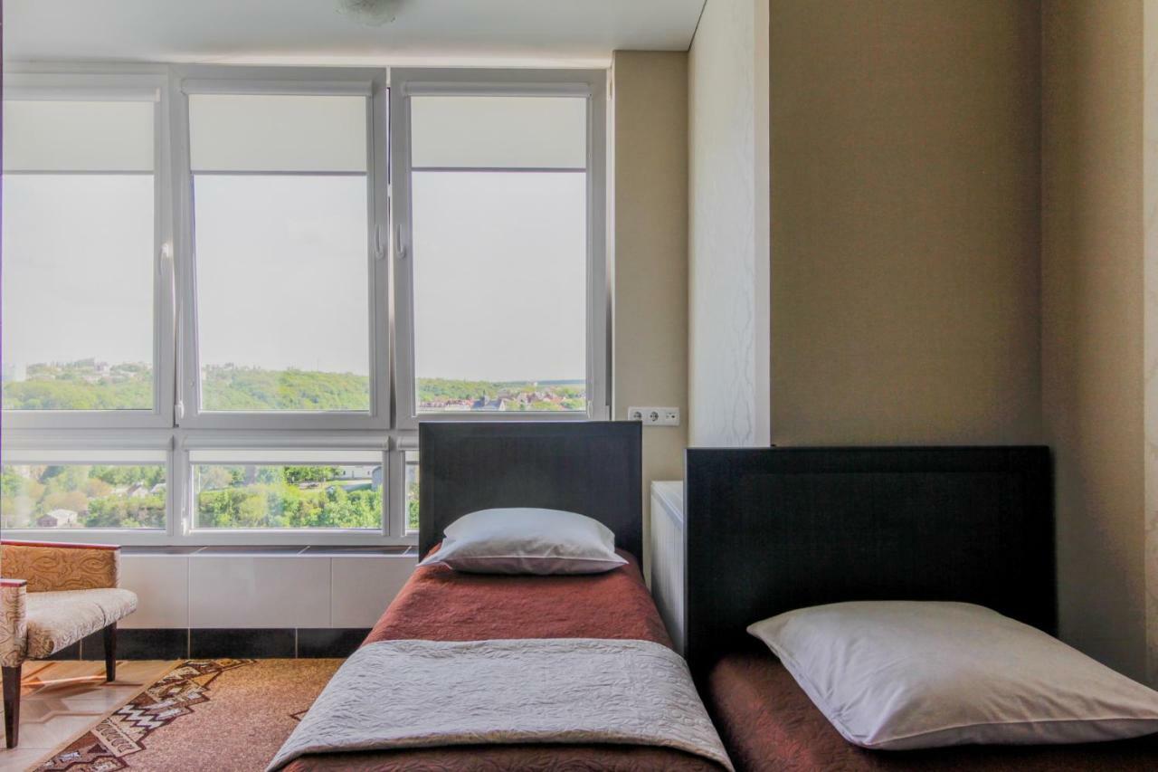Rooms With Fortetsya View 2 Kamianets Podilskyi Bagian luar foto