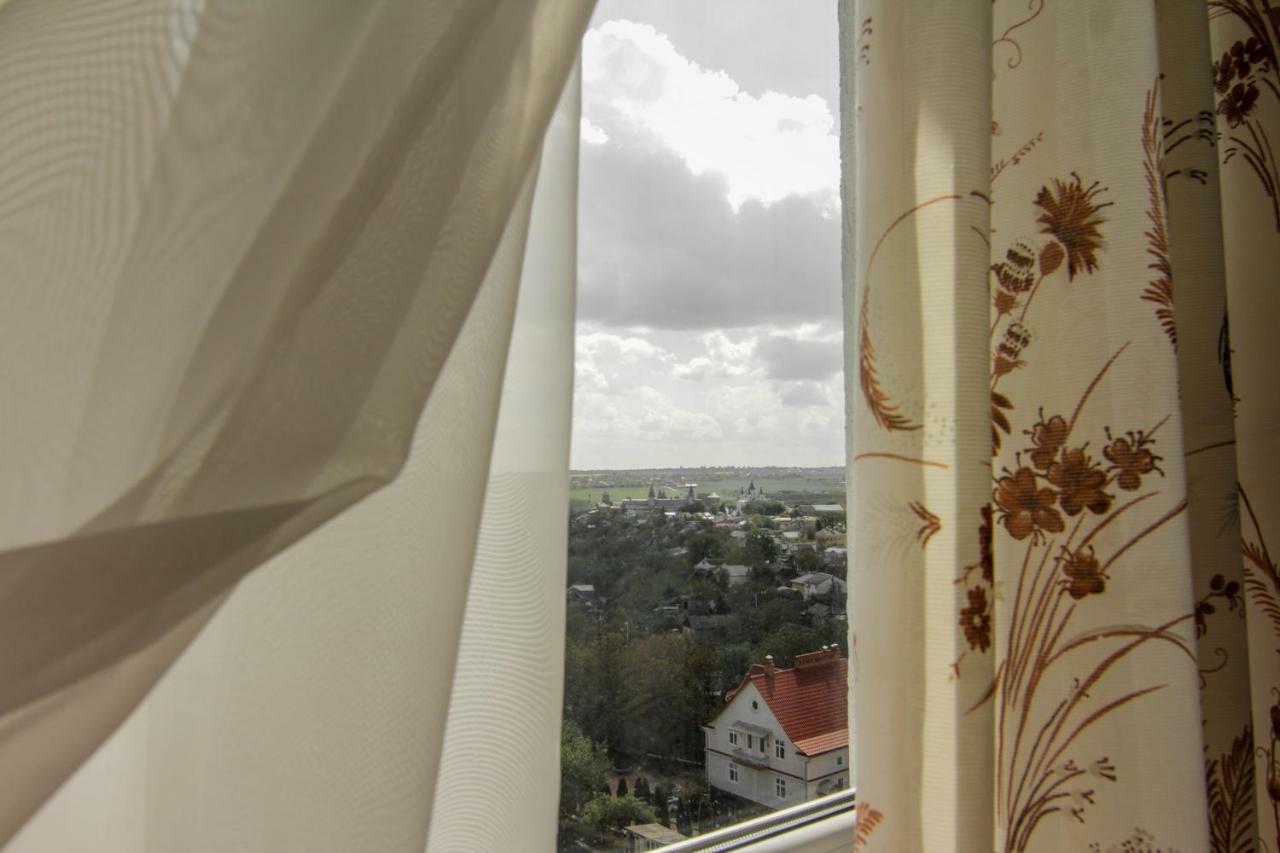 Rooms With Fortetsya View 2 Kamianets Podilskyi Bagian luar foto