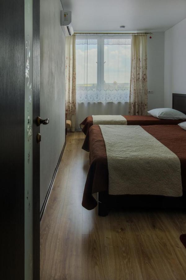 Rooms With Fortetsya View 2 Kamianets Podilskyi Bagian luar foto